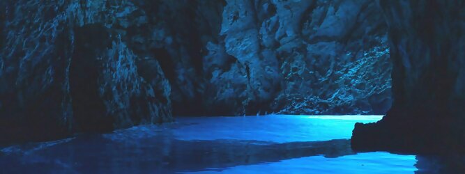 Trip Albanien Reisetipps - Die Blaue Grotte von Bisevo in Kroatien ist nur per Boot erreichbar. Atemberaubend schön fasziniert dieses Naturphänomen in leuchtenden intensiven Blautönen. Ein idyllisches Highlight der vorzüglich geführten Speedboot-Tour im Adria Inselparadies, mit fantastisch facettenreicher Unterwasserwelt. Die Blaue Grotte ist ein Naturwunder, das auf der kroatischen Insel Bisevo zu finden ist. Sie ist berühmt für ihr kristallklares Wasser und die einzigartige bläuliche Farbe, die durch das Sonnenlicht in der Höhle entsteht. Die Blaue Grotte kann nur durch eine Bootstour erreicht werden, die oft Teil einer Fünf-Insel-Tour ist.