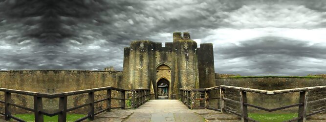 Trip Albanien Reisetipps - Caerphilly Castle - ein Bollwerk aus dem 13. Jahrhundert in Wales, Vereinigtes Königreich. Mit einem aufsehenerregenden Turm, der schiefer ist wie der Schiefe Turm zu Pisa. Wie jede Burg mit Prestige, hat sie auch einen Geist, „The Green Lady“ spukt in den Gemächern, wo ihr Geliebter den Tod fand. Wo man in Wales oft – und nicht ohne Grund – das Gefühl hat, dass ein Schloss ziemlich gleich ist, ist Caerphilly Castle bei Cardiff eine sehr willkommene Abwechslung. Die Burg ist nicht nur deutlich größer, sondern auch älter als die Burgen, die später von Edward I. als Ring um Snowdonia gebaut wurden.