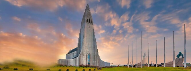 Trip Albanien Reisetipps - Hallgrimskirkja in Reykjavik, Island – Lutherische Kirche in beeindruckend martialischer Betonoptik, inspiriert von der Form der isländischen Basaltfelsen. Die Schlichtheit im Innenraum erstaunt, bewegt zum Innehalten und Entschleunigen. Sensationelle Fotos gibt es bei Polarlicht als Hintergrundkulisse. Die Hallgrim-Kirche krönt Islands Hauptstadt eindrucksvoll mit ihrem 73 Meter hohen Turm, der alle anderen Gebäude in Reykjavík überragt. Bei keinem anderen Bauwerk im Land dauerte der Bau so lange, und nur wenige sorgten für so viele Kontroversen wie die Kirche. Heute ist sie die größte Kirche der Insel mit Platz für 1.200 Besucher.