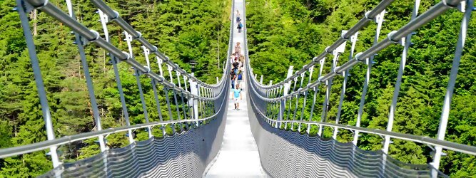 Trip Albanien Reisetipps - highline179 - Die Brücke BlickMitKick | einmalige Kulisse und spektakulärer Panoramablick | 20 Gehminuten und man findet | die längste Hängebrücke der Welt | Weltrekord Hängebrücke im Tibet Style - Die highline179 ist eine Fußgänger-Hängebrücke in Form einer Seilbrücke über die Fernpassstraße B 179 südlich von Reutte in Tirol (Österreich). Sie erstreckt sich in einer Höhe von 113 bis 114 m über die Burgenwelt Ehrenberg und verbindet die Ruine Ehrenberg mit dem Fort Claudia.