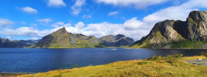 Trip Albanien Reisetipps - Die Lofoten Inseln Norwegen – Skandinaviens eiskalte Schönheit fasziniert mit atemberaubenden Nordlichtern und geradezu außerirdisch imposanten Gebirgskulissen. Land der Mitternachtssonne am Polarkreis, ein Paradies für Wanderer, Naturfreunde, Hobbyfotografen und Instagram er/innen. Die Lofoten gehören zu Norwegen und liegen nördlich des Polarkreises. Erfahren Sie hier, was für eine einzigartige Landschaft die Lofoten zu bieten haben und was Sie dort erwartet. Vorsicht akutes Fernweh! Die meisten von Ihnen kennen wahrscheinlich die Lofoten. Man stellt sich malerische Fischerdörfer vor, umgeben von hohen Bergen und tiefblauen Fjorden.